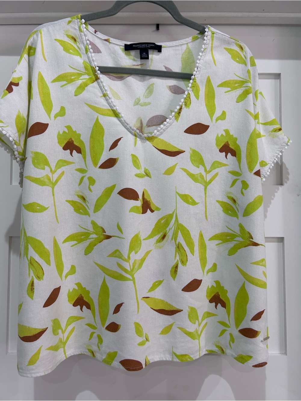 Marc New York size XL White V-Neck Short Sleeve Top with Lime Green and Brown